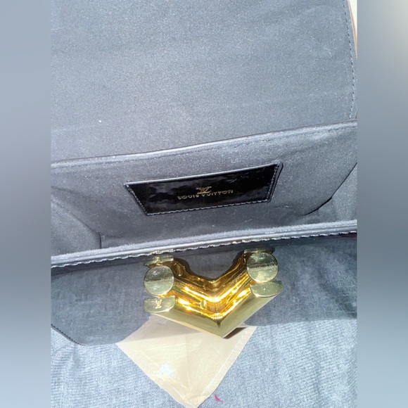 Elegant Black and Gold Designer Inspired  Handbag - Picture 11 of 15